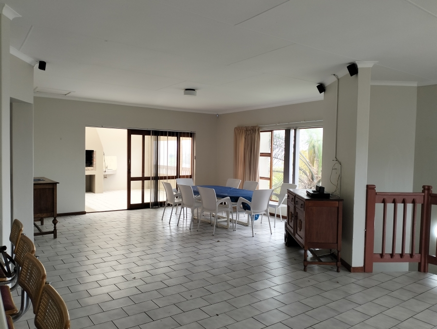 To Let 4 Bedroom Property for Rent in Wavecrest Eastern Cape